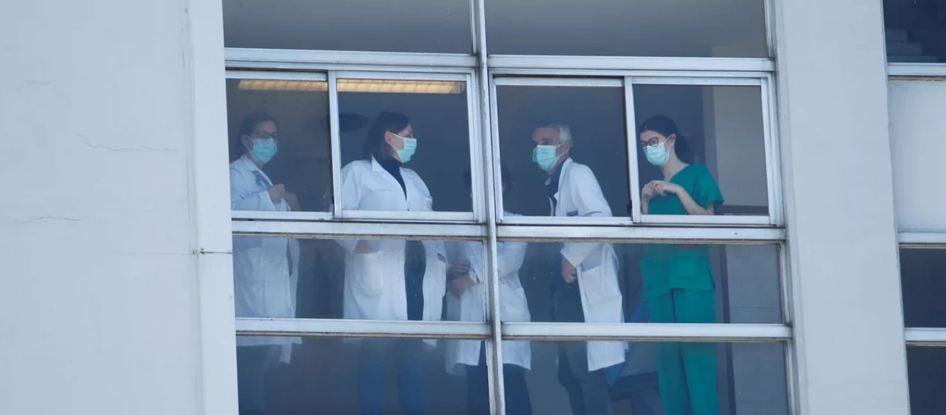 Ισπανία: Έδιναν μια μάσκα την εβδομάδα σε γιατρούς -Αποζημιώσεις καταβάλει η Βαλένθια μετά από δικαστική εντολή